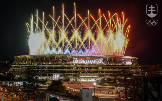 Ohňostroj nad Národným štadiónom počas záverečného ceremoniálu XXXII. letných olympijských hier v Tokiu 8. augusta 2021.