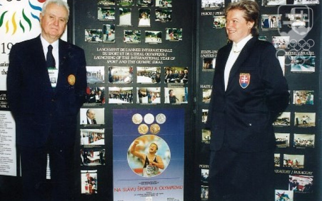 Mária Mračnová ako podpredsedníčka SOV v roku 1995 spoločne s predsedom SOV Vladimírom Černušákom pri prezentácii bohatého spektra olympijských aktivít na valnom zhromaždení ANOV.