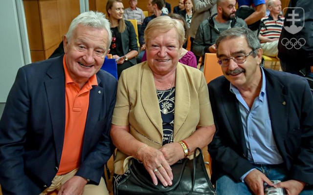 Traja poradcovia prezidenta SOŠV Antona Siekela: zľava František Chmelár, Mária Mračnová a Vladimír Miller.