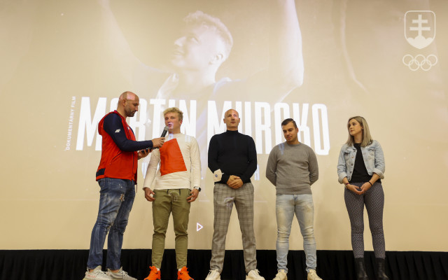 Premietanie filmového dokumentu o futbalistovi Martinovi Murckovi (druhý zľava). Vznik dokumentu podporila aj Nadácia SOŠV.