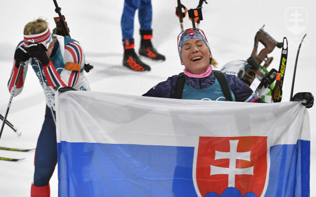 Anastasia Kuzminová drží slovenskú vlajku v cieli po zisku zlatej olympijskej medaily na ZOH 2018 v juhokórejskom Pjongčangu.