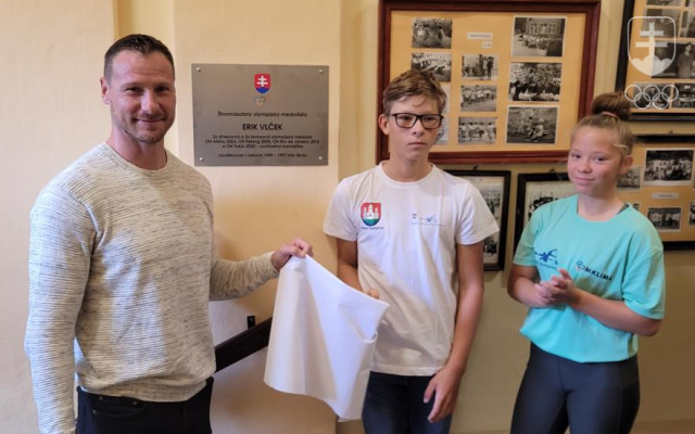 Erikovi Vlčekovi pri odhalení jeho novej pamätnej tabule na ZŠ Pohraničná v Komárne asistovali dvaja žiaci školy.