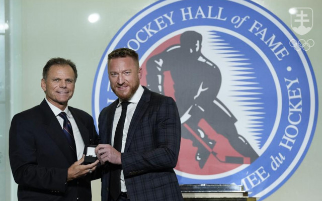 Marián Hossa (vpravo) pózuje s prsteňom pre člena Hokejovej siene slávy NHL v Toronte.