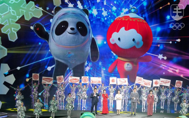 Panda Bing Dwen Dwen a lampión Shuey Ron Ron sú maskotmi ZOH a ZPH 2022 v Pekingu.