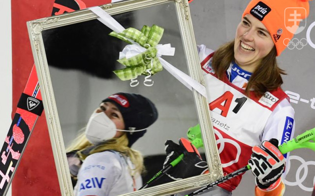 Petra Vlhová a jej radosť na stupni víťaziek po druhom mieste v nedávnom slalome SP v Schladmingu.