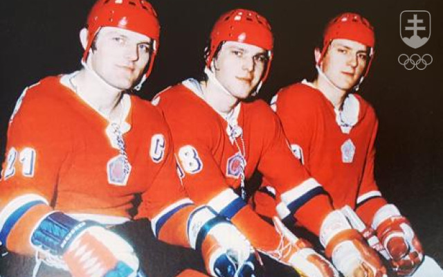 Legendárne útočné hokejové trio v zložení Marián Šťastný, Peter Šťastný a Anton Šťastný. Je to doteraz jediná bratská trojica zo Slovenska, ktorá štartovala pod piatimi kruhmi.