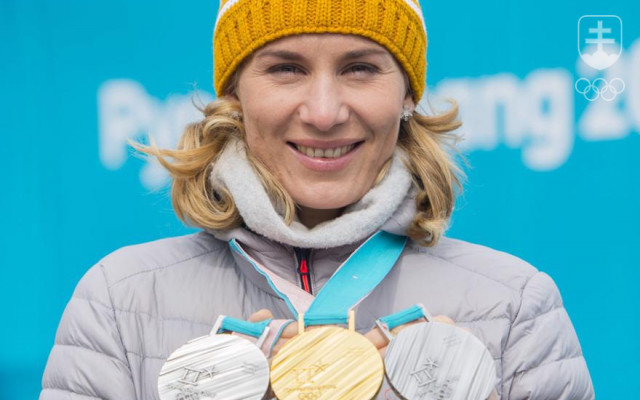 Biatlonistka Anastasia Kuzminová so svojou zlatou a dvoma striebornými medailami zo ZOH 2018 v Pjongčangu. S celkovou zbierkou troch zlatých a troch strieborných medailí zo ZOH 2010 - 2018 je historicky najúspešnejšou olympioničkou zo Slovenska.