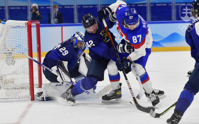 Na snímke zľava brankár Harri Säteri (Fínsko), hokejista Sami Vatanen (Fínsko) a hokejista Pavol Regenda (Slovensko) v semifinále olympijského turnaja v hokeji mužov Fínsko - Slovensko na ZOH 2022 v Pekingu.