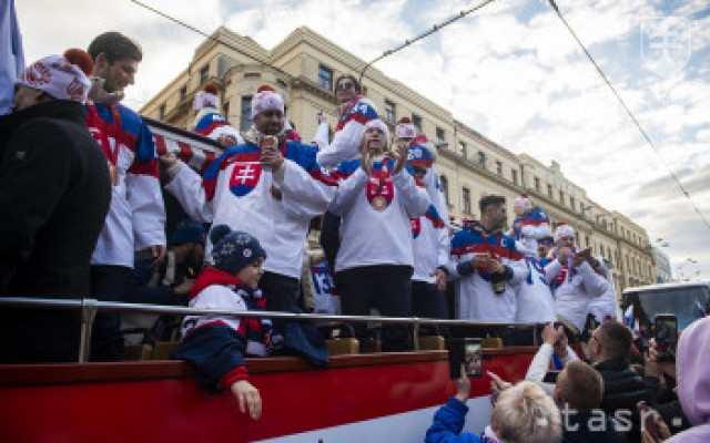 OBRAZOM: Takto vítali fanúšikovia slovenských hokejistov v Bratislave