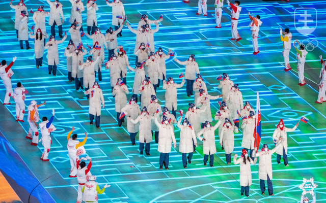 Slovenská výprava nastupuje na otvárací ceremoniál ZOH v Pekingu