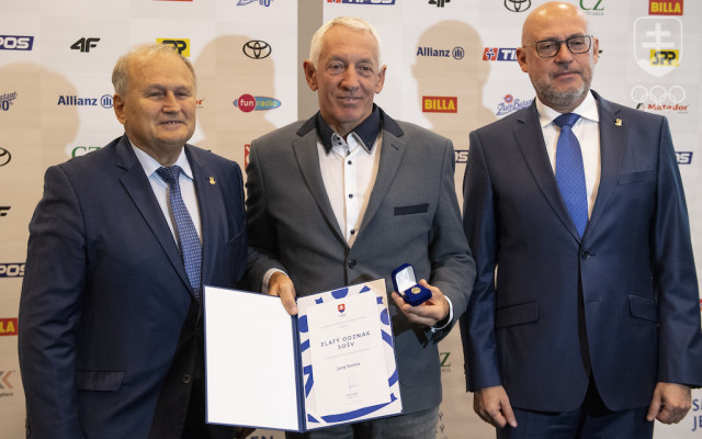 Juraj Sanitra (v strede) dostal na vlaňajšom 60. valnom zhromaždení SOŠV zlatý odznak za výnimočný prínos pre olympijské a športové hnutie.