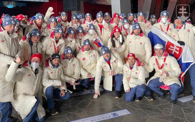 Na fotografii zo záverečného ceremoniálu ZOH v Pekingu väčšina členov bronzového tímu hokejistov spolu s ďalšími členmi slovenskej výpravy.