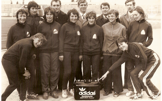 Jozefína Čerchlanová (v pokľaku celkom vpravo) s družstvom Slávie SVŠT Bratislava.