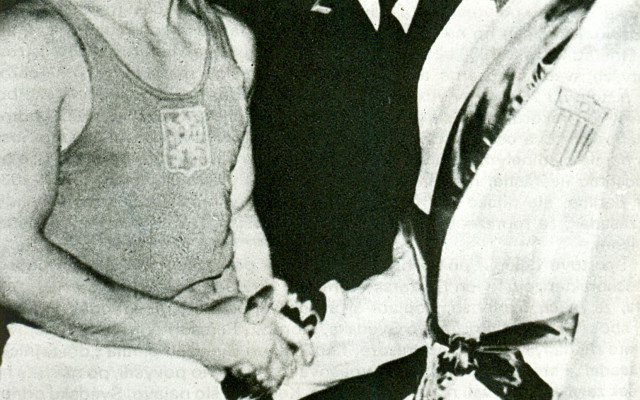 Július Torma pred finálovým duelom na OH 1948 so svojím súperom Herringom z USA.