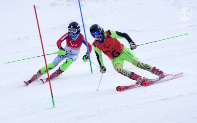Šestnásťročná slovenská reprezentantka v lyžovaní Alexandra Rexová (vľavo) a navádzačka Eva Trajčíková počas slalomu zrakovo znevýhodnených žien.