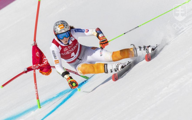 Petra Vlhová na trati finálového obrovského slalomu SP v Courcheveli.