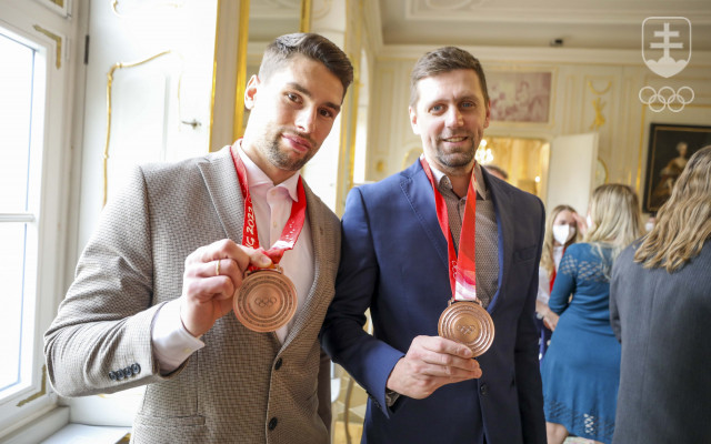 Bronzoví hokejisti Branislav Konrád (vpravo) a Samuel Takáč. 
