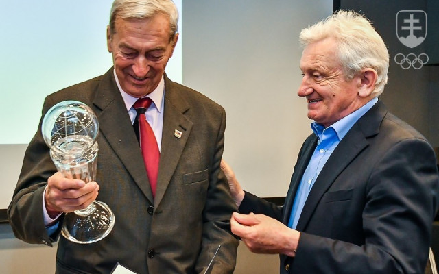 Ivan Čierny s Cenou Jána Popluhára za rok 2014, ktorú mu odovzdal prezident Slovenského olympijského výboru František Chmelár.