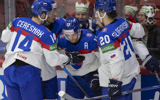 Na snímke radosť slovenských hokejistov po strelení gólu počas šiesteho zápasu základnej A-skupiny Slovensko - Taliansko.