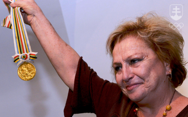 Věra Čáslavská s jednou zo svojich zlatých medailí z OH 1964 v Tokiu, ktorú venovala Slovensku. K unikátnemu daru patrili aj jedna zlatá medaila z OH 1968 v Mexico City.