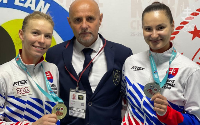 Ingrida Suchánková a Miroslava Kopúňová s medailami z ME v karate a s reprezentačným trénerom Jozefom Poliakom