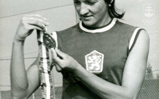 Eva Šuranová s bronzovou olympijskou medailou.