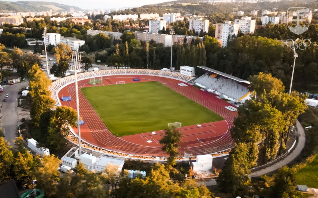„Srdcom“ letného EYOF 2022 bude renovovaný futbalový štadión s atletickou dráhou na Štiavničkách, ktorý je súčasťou Športového parku EYOF. V blízkosti štadióna sa nachádzajú športoviská na viaceré športy.