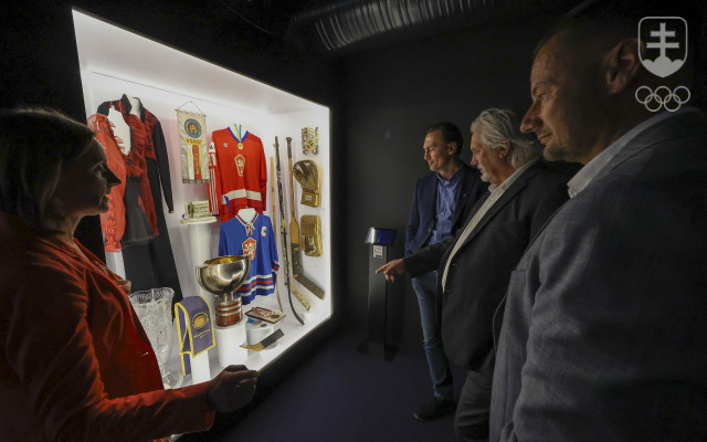 Miroslav Šatan a Rudolf Hrubý si so záujmom prezreli výstavu "Hokej menom Slovan". Sprevádzala ich pritom riaditeľka SOŠM Diana Kosová.