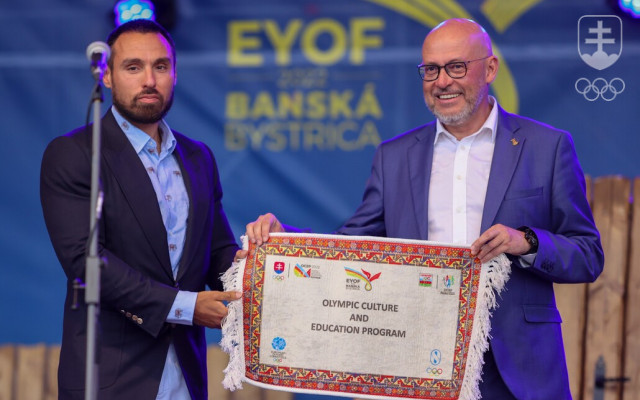 Prezidenta Slovenského olympijského a športového výboru Anton Siekel s darčekom, ktorý mu na prezentácii OCEP odovzdal generálny sekretár NOV Azerbajdžanu Azer Alijev.