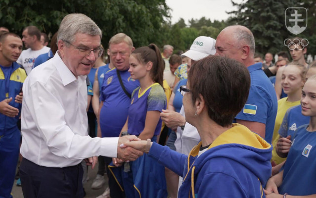Thomas Bach pri návšteve Kyjeva medzi ukrajinskými športovcami.