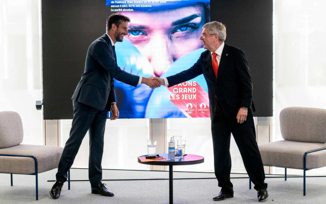Prezident MOV Thomas Bach (vpravo) pri stretnutí s prezidentom OV Paríž 2024 Tonym Estanguetom.