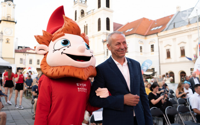 Prezident organizačného výboru EYOF 2022 a primátor Banskej Bystrice Ján Nosko s maskotom podujatia, ktorým je Permoník.