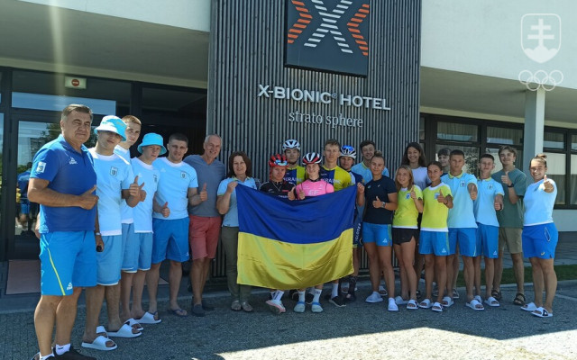 Viacerí členovia ukrajinskej výpravy, ktorá sa na letný EYOF v Banskej Bystrici pripravuje v Šamoríne, na spoločnej fotografii s generálnym sekretárom SOŠV Jozefom Libom.