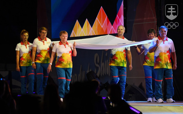 Vlajku Európskych olympijských výborov prinieslo šesť olympionikov, veľkých osobností histórie slovenského športu.