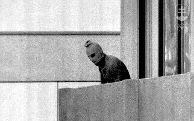 Jeden z palestínskych teroristov na balkóne budovy na Connollystrasse 31, v ktorej bývala izraelská výprava.