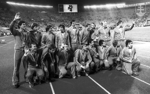 Radosť futbalistov ČSSR z olympijského víťazstva v Moskve 1980. Na tímovej fotografii v druhom rade Stanislav Seman celkom vľavo, druhý Slovák František Kunzo štvrtý zľava.