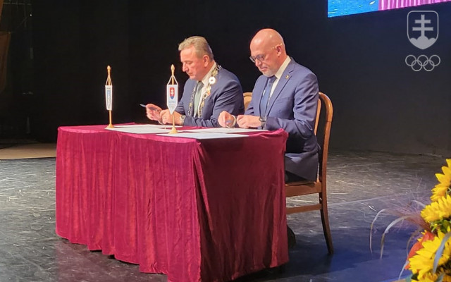 Prezident SOŠV Anton Siekel a primátor mesta Liptovský Mikuláš Ján Blcháč po podpise memoranda o spolupráci.