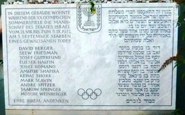 Pamätná tabuľa v nemčine a v hebrejčine s menami 11 obetí z radov členov olympijskej výpravy pred budovou na Connollystrasse 31.