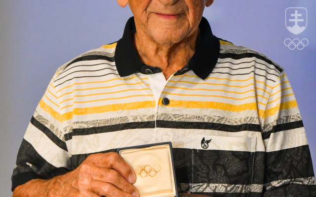 Ján Zachara so svojou zlatou olympijskou medailou z Helsínk 1952 a so starými boxerskými rukavicami.