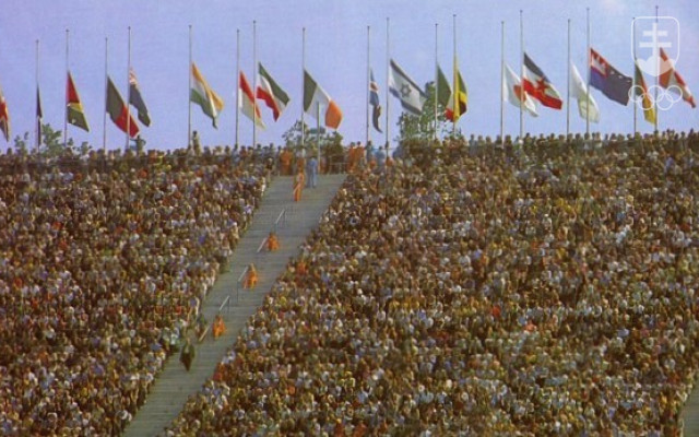 Počas mníchovskej tryzny za obete násilia z radov účastníkov OH boli všetky vlajky stiahnuté na pol žrde, ale roky požadovanej oficiálnej spomienky na obete teroru sa pozostalí dočkali až pri slávnostnom otvorení vlaňajších olympijských hier v Tokiu.