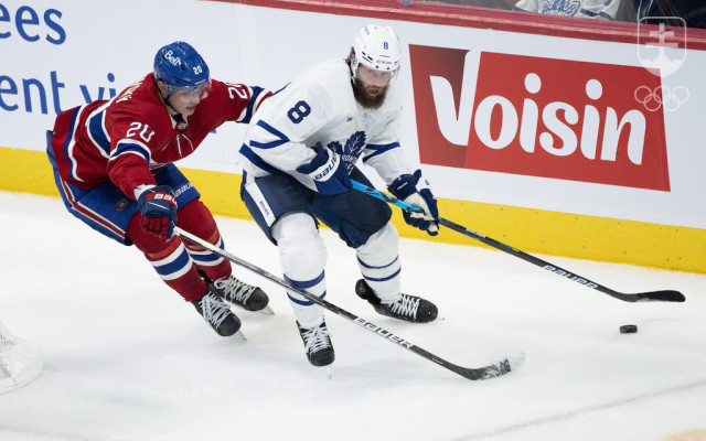 Juraj Slafkovský (vľavo) z Montrealu Canadiens a Jake Muzzin z Toronta Maple Leafs počas zápasu zámorskej NHL