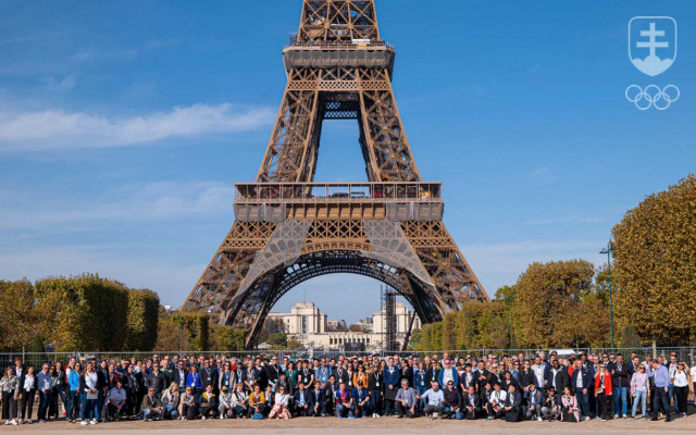 Účastníci svetového tlačového brífingu v Paríži pred Eiffelovou vežou - jednou z viacerých ikonických stavieb vo francúzskej metropole.