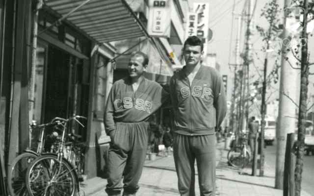 Na cennej fotografii z OH 1964 Anton Švajlen pri prechádzke ulicami Tokia v spoločnosti kapitána nášho strieborného futbalového tímu Antona Urbana. 