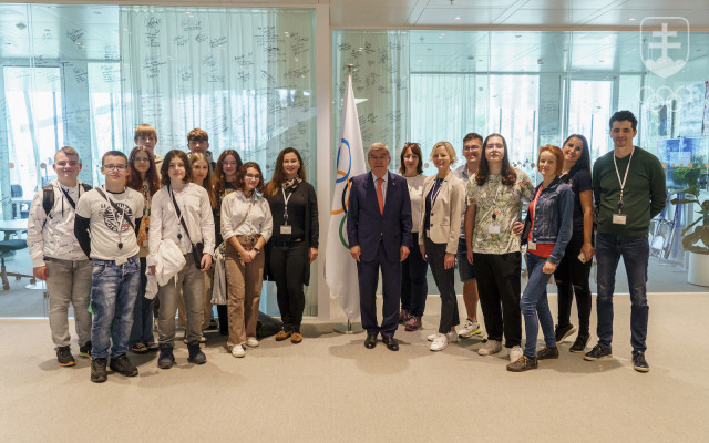 Najúspešnejší žiaci z projektov OCEP a Ekooolympiáda sa stretli počas návštevy sídla MOV aj s Thomasom Bachom.