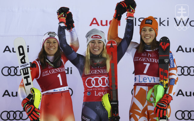 Tri najlepšie z nedeľňajšieho slalomu SP v Levi: druhá Švajčiarka Holdenerová, víťazka Shiffrinová z USA a tretia Petra Vlhová.