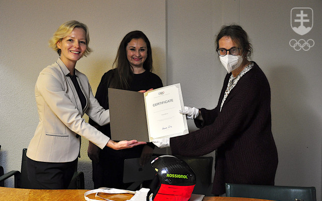 Sprava Patricia Reymondová, Anna Marušková a Ivana Motolíková s certifikátom o odovzdaní prilby Petry Vlhovej do Olympijského múzea v Lausanne.