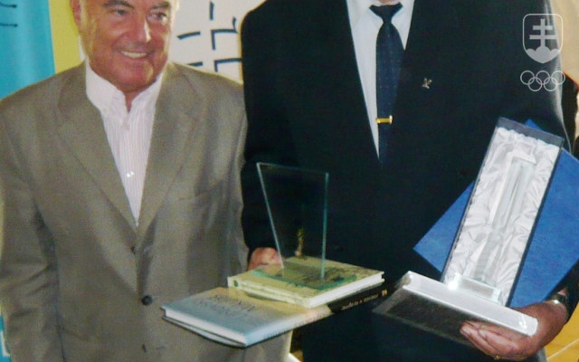Cenu Jána Popluhára mu odovzdal prezident Medzinárodného výboru fair play UNESCO, tiež olympijský medailista (v šerme) Jenő Kamuti