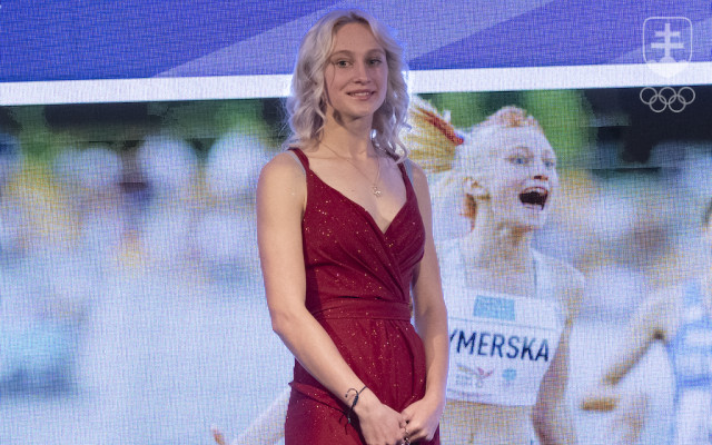 Lenka Gymerská, ktorá zvíťazila v kategórii prekvapenie roka, pózuje na pódiu počas slávnostného galavečera Atlét roka 2022.