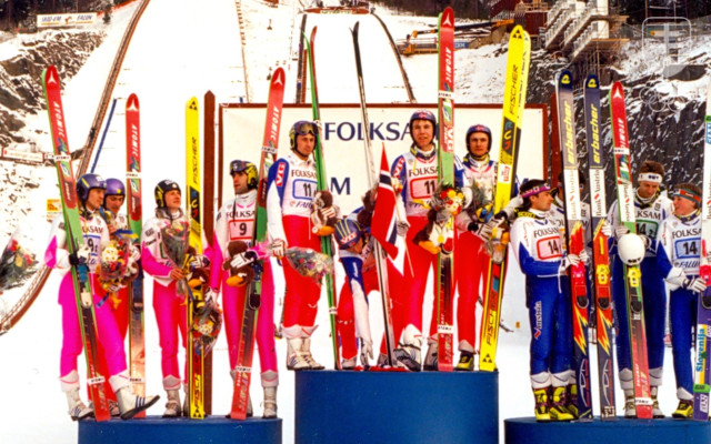 Fotografia stupňa víťazov na MS 1993 vo Falune v súťaži skokanských družstiev. V  striebornom tíme Česka a Slovenska (vľavo) pod Švagerko najvyšší. V strede zlatí Nóri a vpravo bronzoví Rakúšania.