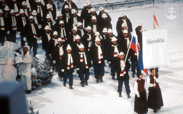 Momentka z nástupu historicky prvej slovenskej olympijskej výpravy na slávnostnom otvorení ZOH 1994 v Lillehammeri.